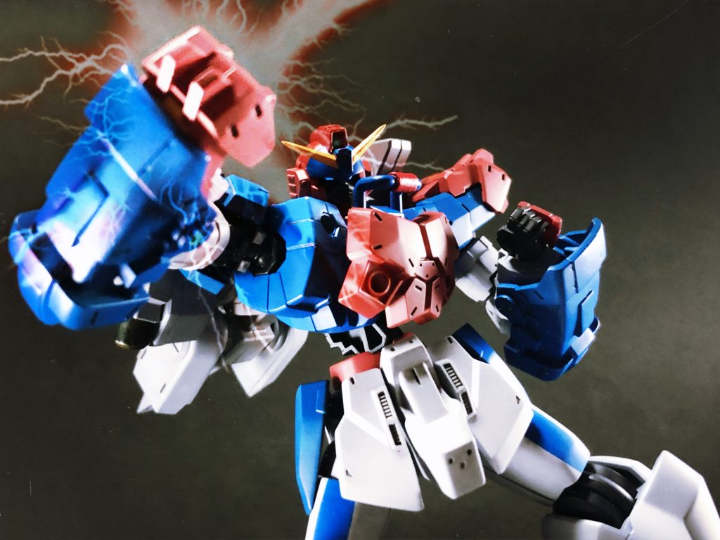 第二章 連合軍のストライカー連合軍は一つ目のMS軍団を壊滅させるために、各国が力を合わせ作られた。その中でもMSとは別の設計思想で作られたMFはガンダムと呼ばれ、ある種エース機として活躍していた。中でも米軍のガンダム乗りは凄まじい速さで戦績を伸ばしているとの噂がある。アメリカの誇りを背負うその機体の名はガンダムマックスターボ。バックパックに搭載されているマッハエンジンにより地上での圧倒的な瞬発力、そして元ボクサーだったパイロットの反射神経によりインファイトで圧倒的なパワーを誇る。連合軍基地にて一つ目のMSと戦闘中、一機のガンダムが加勢に加わった。マックスターボと共闘し数十機いた一つ目をすぐさま撃破する。加勢したガンダム共に、マックスターボ隊は、二頭の竜が現れると噂がある東の都へと向かうのであった。第三章へ続く。