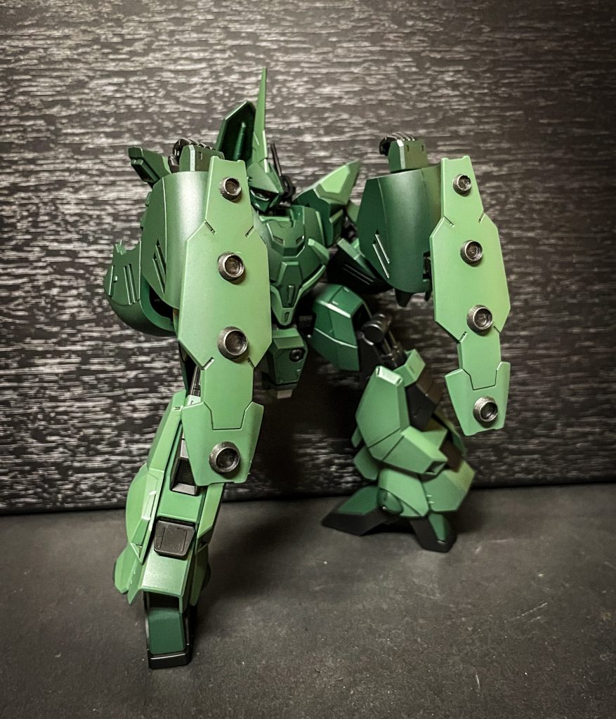 四連装メガ粒子砲内蔵シールドそれぞれの腕部に装備されたシールド。四連装メガ粒子砲が内蔵されており本機の主武装。