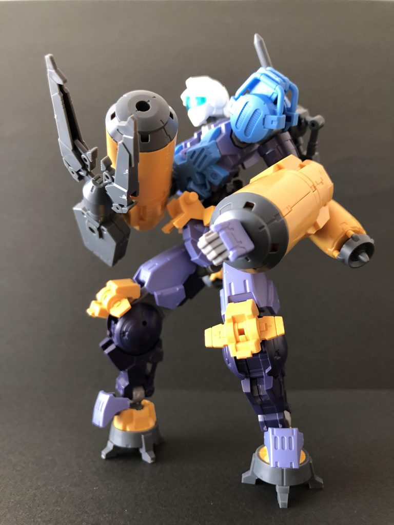 くるぶしより下がスクリューなので陸戦にはあまり向きませんが、通商破壊や水中戦闘、海上（海中）から島嶼部への威力偵察なんかに向いた機体だと妄想してます🤤