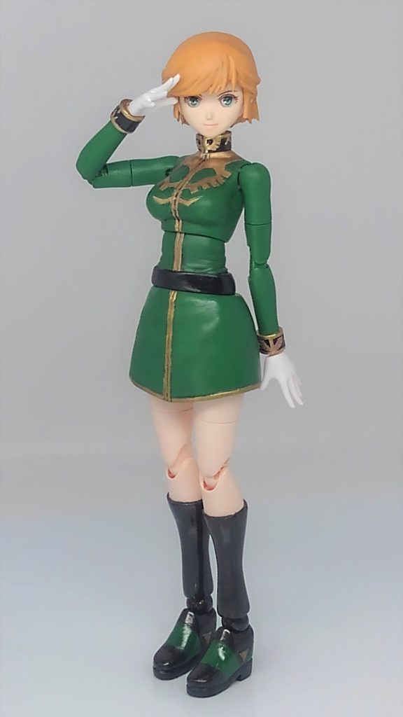 8/20追加おまけ、というか載せるのを忘れてました。マントは外せます。胸の紋章?もちゃんとやったんですが、マントで見えなくなって悲しい。肩の装飾はマントが浮いてしまうので省きました。