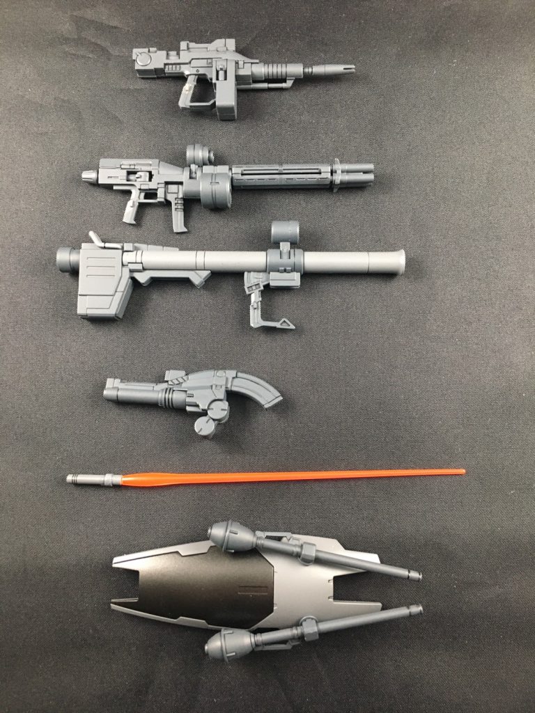 武器は前期仕様のビームライフルからスコープを外したもの、後期仕様のビームライフルにRGユニコーンのガトリングを取り付けたものバズーカ、肩のキャノン、HGマドロックのシールドにケンプファーのシュツルムファウストを取り付けたもの、ビームサーベルです