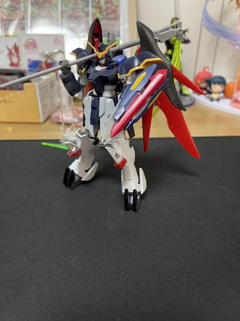 シールドをオリジナル感を出してサフのかけて塗装を始めました
