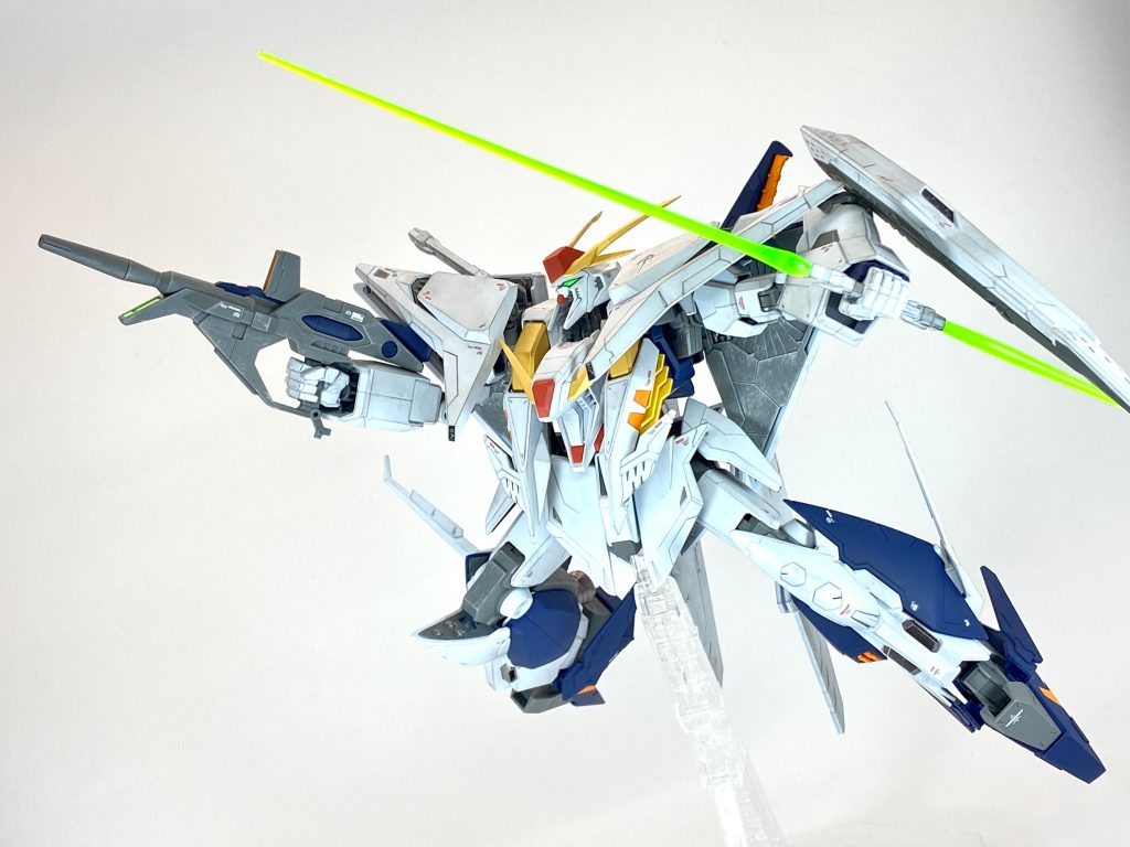 ライフルとサーベルを構えて。