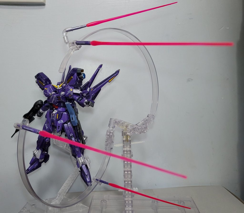 ファングビット各サーベルはT-LINKシステムで遠隔操作できるならこういうこともできるのではないか?と呟かれたこともあっただが結論として期待された戦術効果はなかった優れたニュータイプならこういう操縦自体は一応出来なくもないが、サーベル自体の続航能力はオールレンジ攻撃をするのに満たしていないビットのような使い方ができるのはせいぜい近距離くらいのみが、逆に言えばビットの扱いが上手なニュータイプが搭乗すれば近距離の格闘戦ではマニピュレーターを使わずにビームサーベルの遠隔操作だけで完璧に対応できるそういうポテンシャルを秘めている