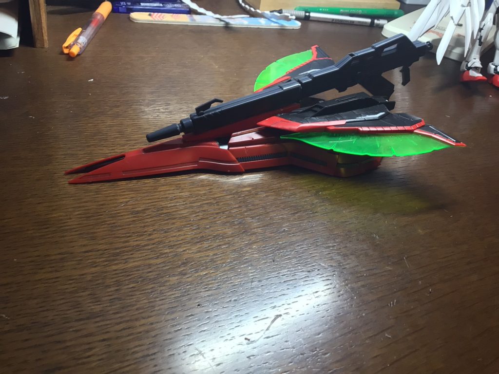 mgの100/1サザビーの付属のシールドをもとにライフルを作りました。ライフル自体も100/1スケールなので大きいためそのままウィングガンダムのウェポンとして使用するのも銃が（解せぬ）と言ってたのでシールドと合わせてみたって感じです。あとrgのｚガンダムのやつも合わせました。