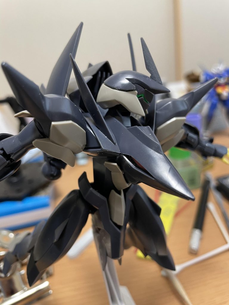 襟を落として違和感のないように整えました、あとツノもめちゃくちゃ丸かったので削りに削ってシャープに。