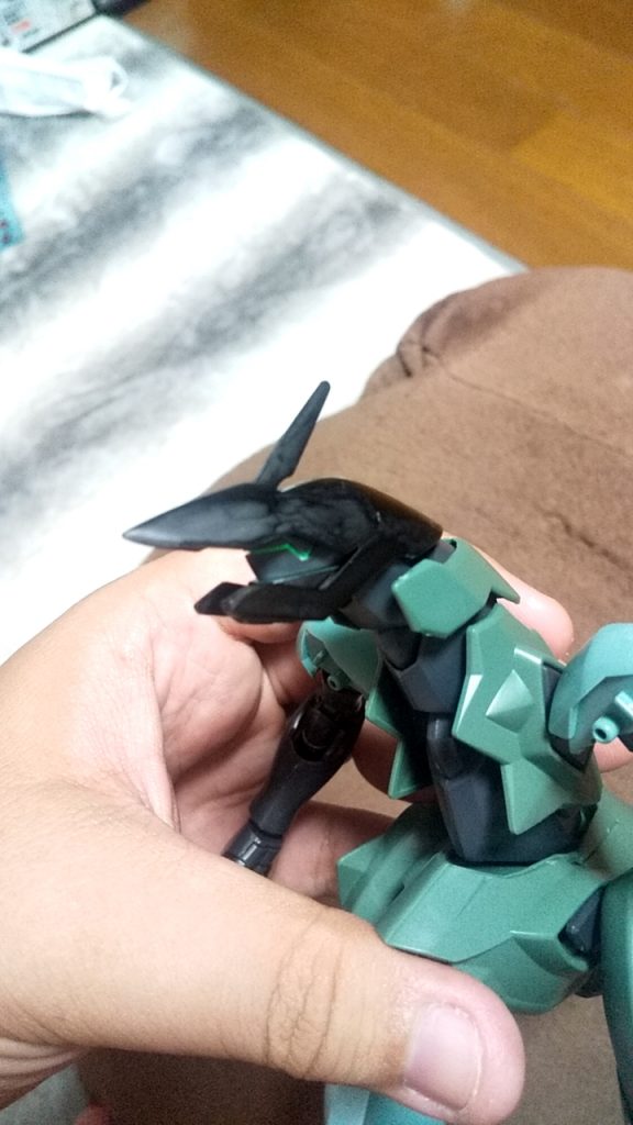 元々、顔横の羽?の別パーツでシュッとした形に出来るのですがそれではライン状の目が隠れるので、接続部を切り離し左右を接着し本来より上の所で固定。目を見せつつ尖った顔にしました。