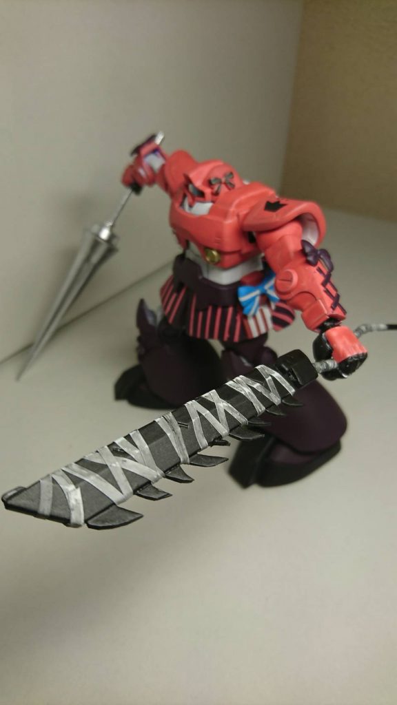 ■鋸鉈(ノコギリナタ)たとえ相手が倒れたとしても、彼女は武器を振り下ろすのを止めなかった。「オーバーキル！人生の基本でしょ！」