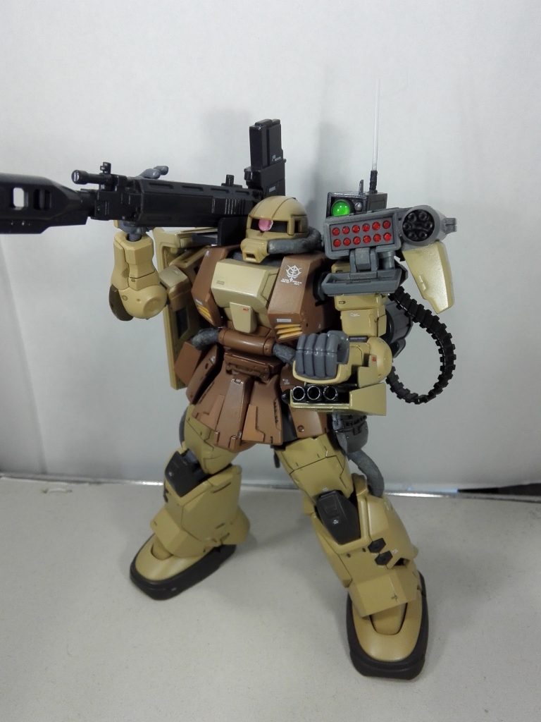 左肩のアーマーが邪魔になったので外して、代わりに近接防御用のコンボウェポンポッド