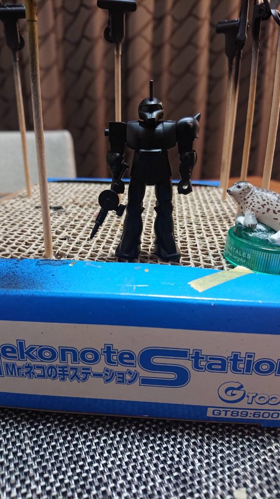 黒サフ吹いたところ。弱そう～(笑)となりのアザラシちゃんも心配そうに見ております。