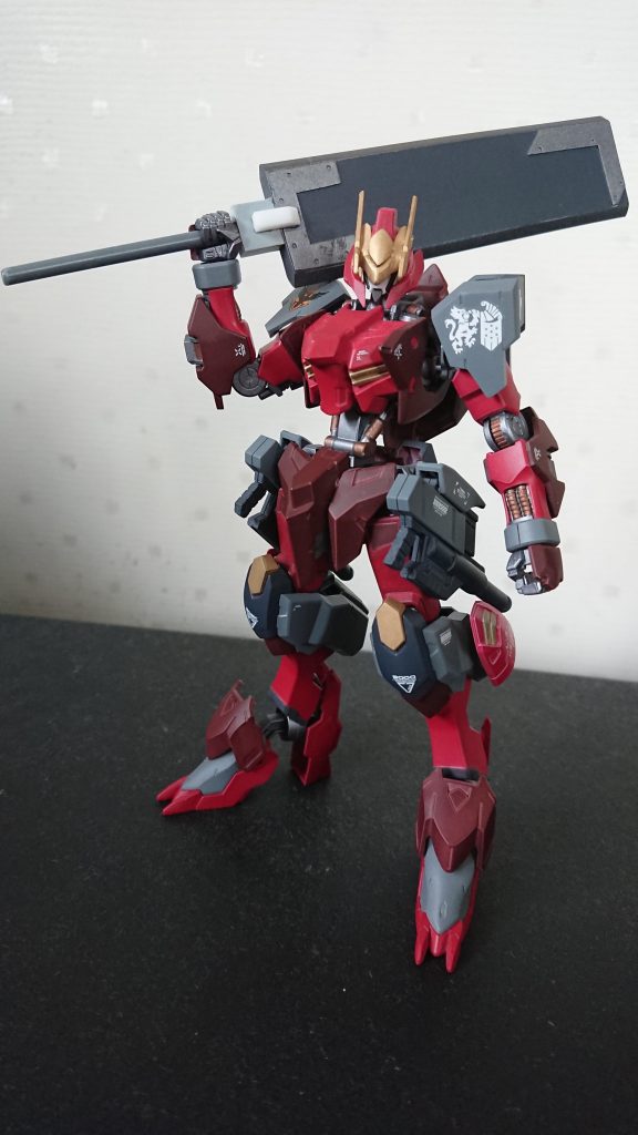 大型ソードメイスアガレス専用のソードメイス。一撃でMAを倒すというコンセプトのもと作られたため、かなりの重量がある。それと同時に、シールドとしても機能する。