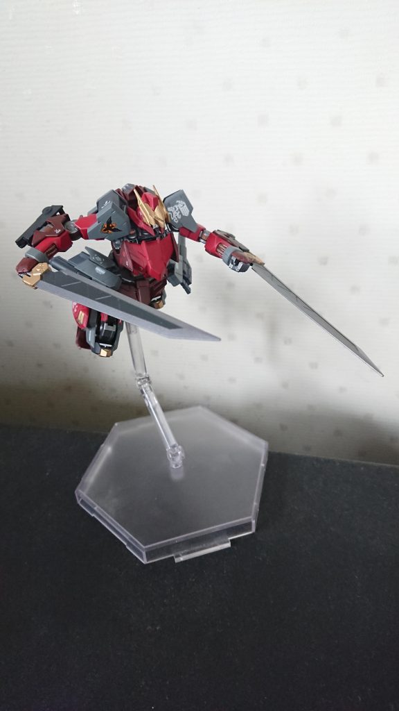 ブレード・トンファー両腕部に装備できる斬撃武装。両脚部のスラスターで高速移動しながら敵を攻撃するために用いられる。緊急時には手持ちの近接武装としても利用可能。