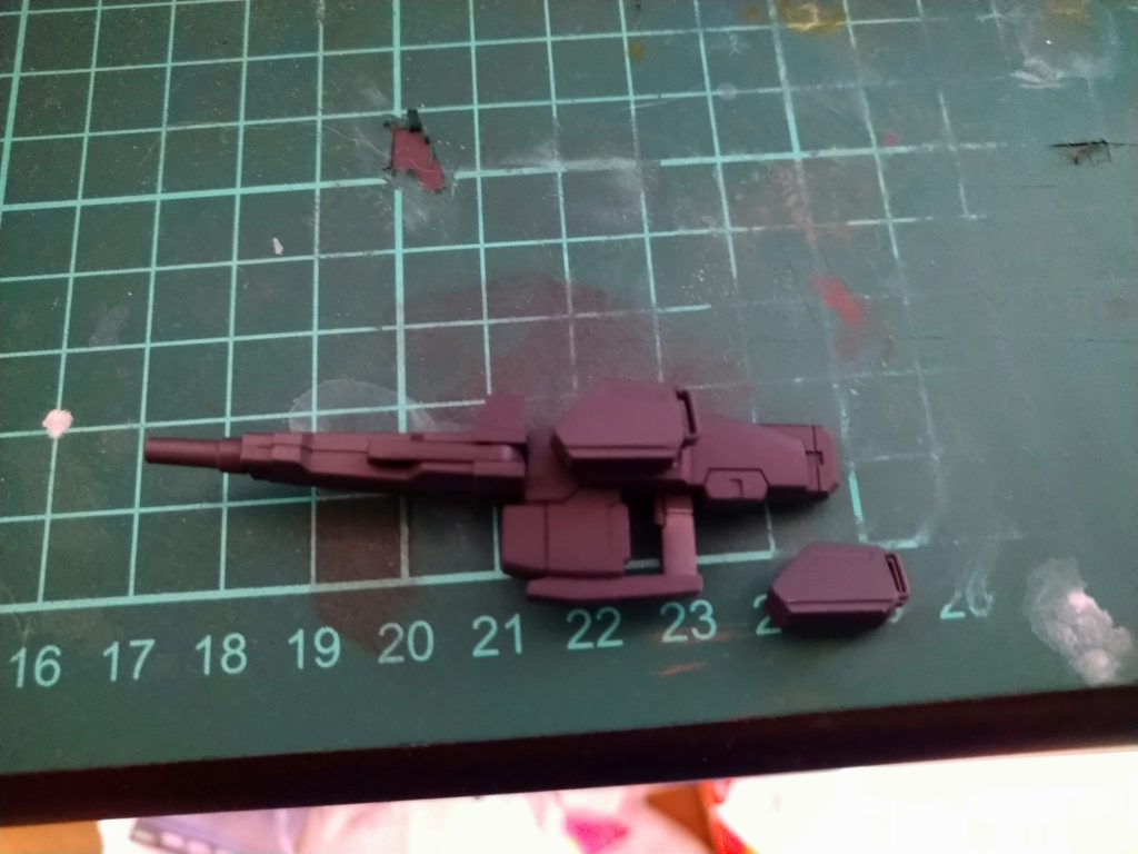 エネルギーパックを増設して出力を上げさせたビームガン、もうスプレーではない。パックを交換することで継戦能力を上げる