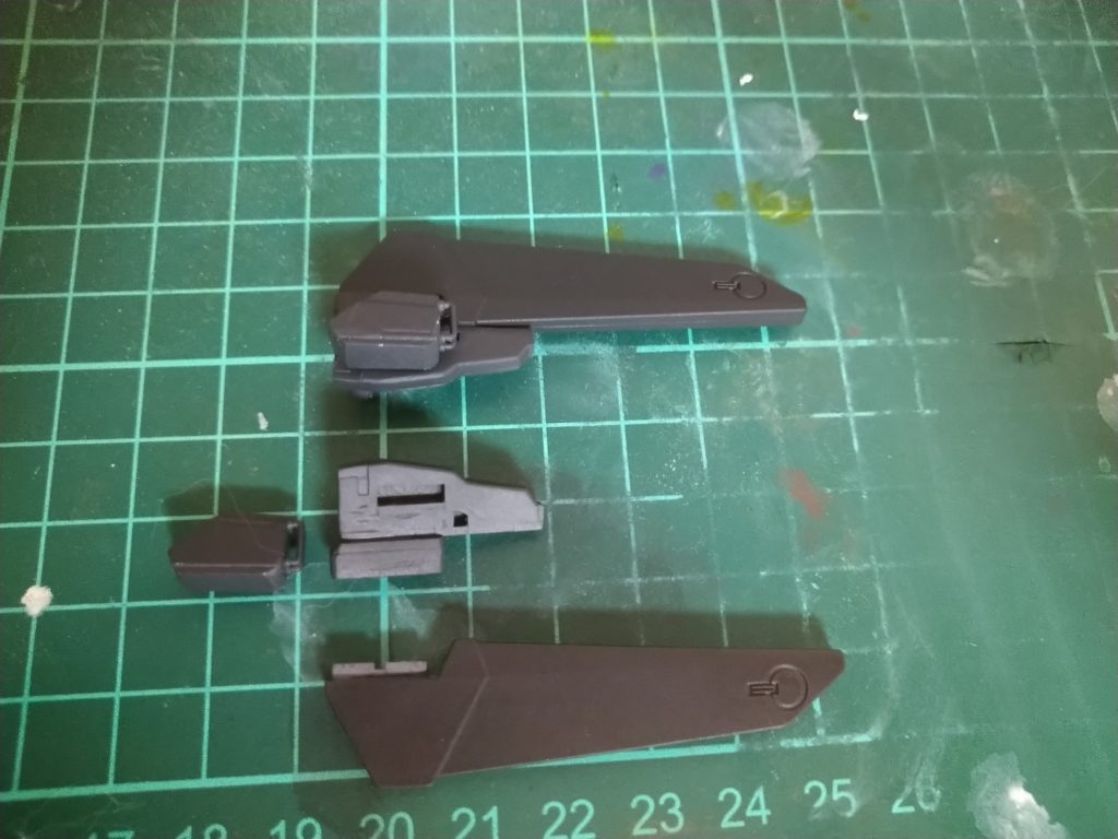 スラスター増設等による消費エネルギー増加を解消するために腰部にタンクを増設、ライフルのパックもここに装着。タンクが空になると切り離し可能