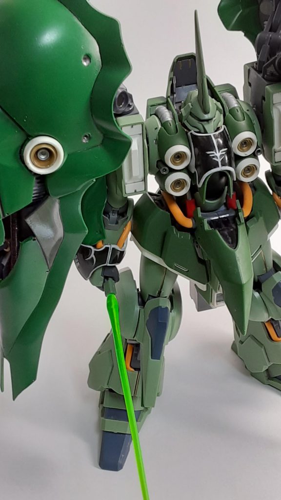 印象的な袖部分はラッカー塗料のホワイトの上にエナメルのブラックを使ったエングレービング塗装をしています。胸部のマシンキャノンは3mmプラ棒に穴を開けたものに替えています。