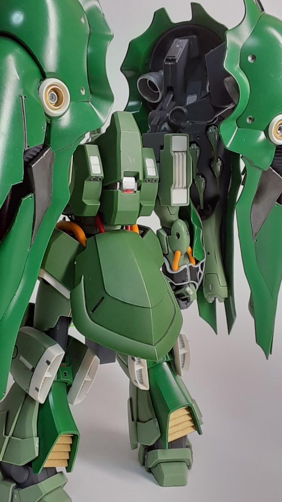 背部の4つの円形ディテールは、小型バーニアと仮定して穴を開けています足首付近のスラスターフィンはゴールドに塗装しています。