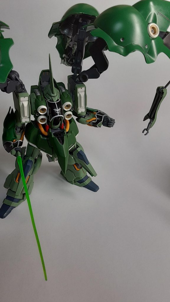 ファンネルなど4枚分あるので本体以上に大変でした。ただとても派手で気にいっているので頑張った甲斐がありました。