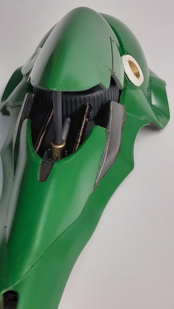 特徴的なバインダーはリペア-ドで開閉機能があるので、クシャトリヤの段階で整備や放熱などの理由で開閉可能だと考察してオリジナルの改造をしています。ジェネレータをペットボトルのギャップで再現しています。また、放熱用のパイプを針金をプラ棒に巻いて再現しています。