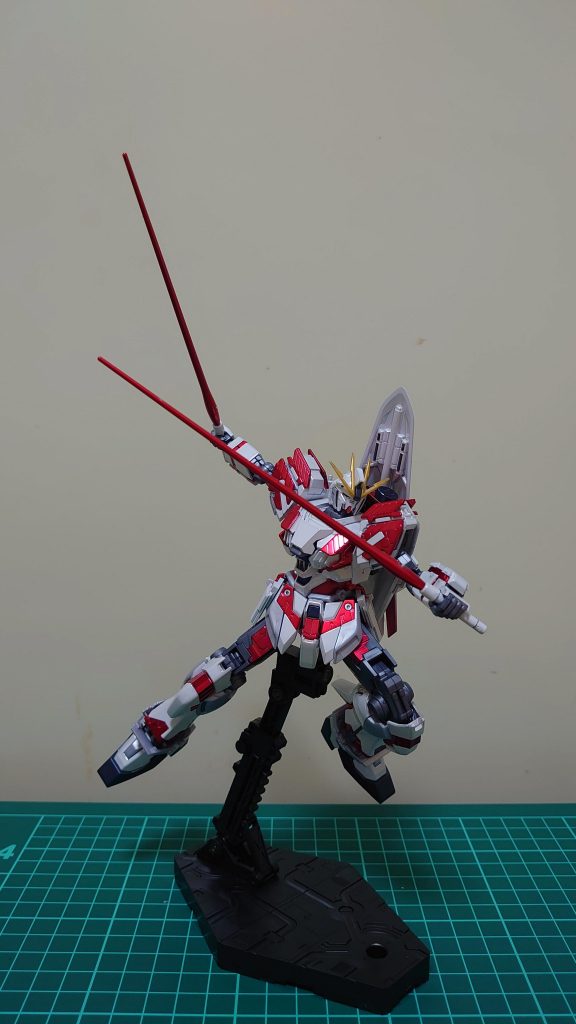 ナラティブはチタニウムフィニッシュカラーです。