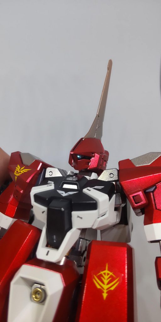 モノアイにはビーズ(？)のような物を入れております。肉眼で見ると良き輝きを魅せてくれるのでお気に入りです。