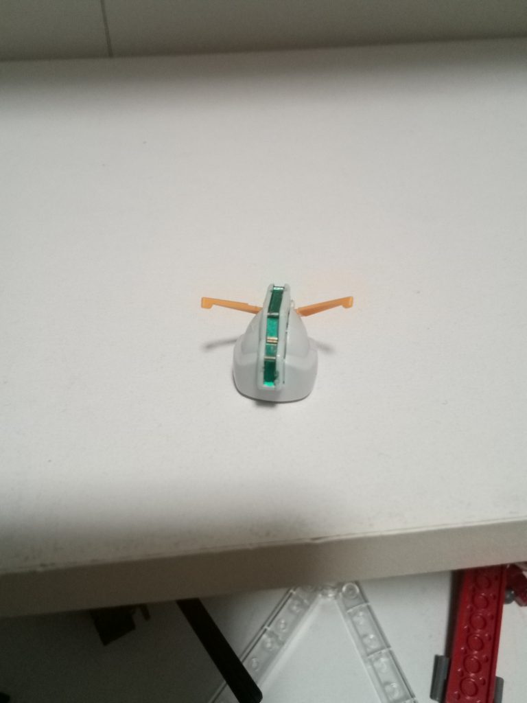 頭の金色も頑張ってつまようじで塗装しました。