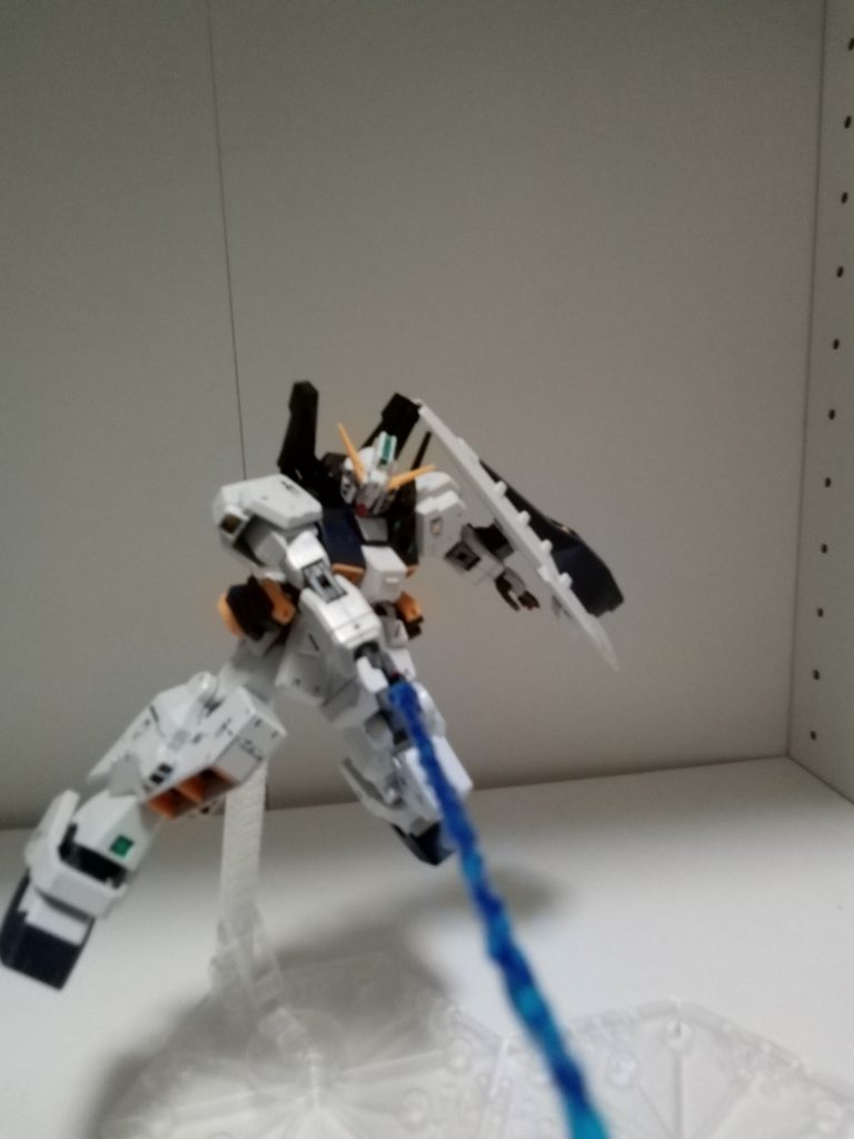 サーベルのエフェクトは、1/100のやつなのでかなり大きいです。