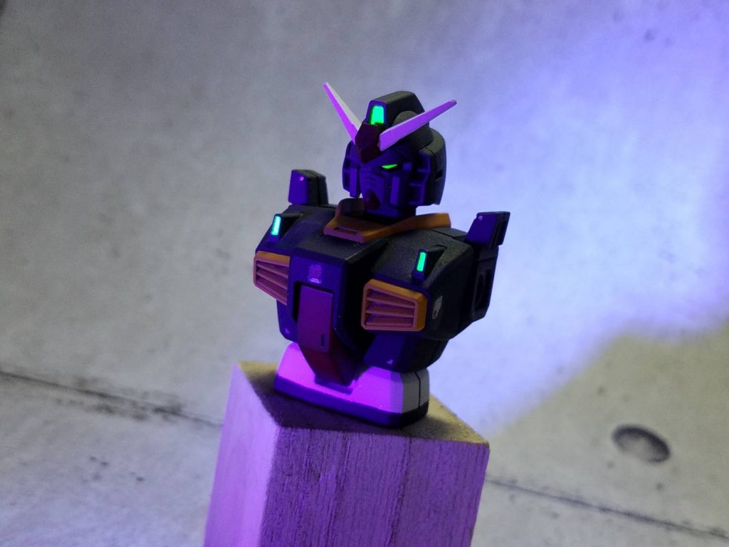 センサーやカメラアイを蛍光塗料で塗装しました。