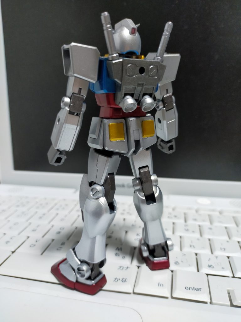 気分的にメタリック塗装したくてやってみました。黒サフからシャインシルバーで、Mr.カラーのクリアレッド、クリアイエロー、懐かしのタカラレベルカラーのクリアブルーに、クリスタルカラーのダイアモンドシルバーで塗装。仕上げに水性クリア。チタンコーティングみたいな銀になりました。