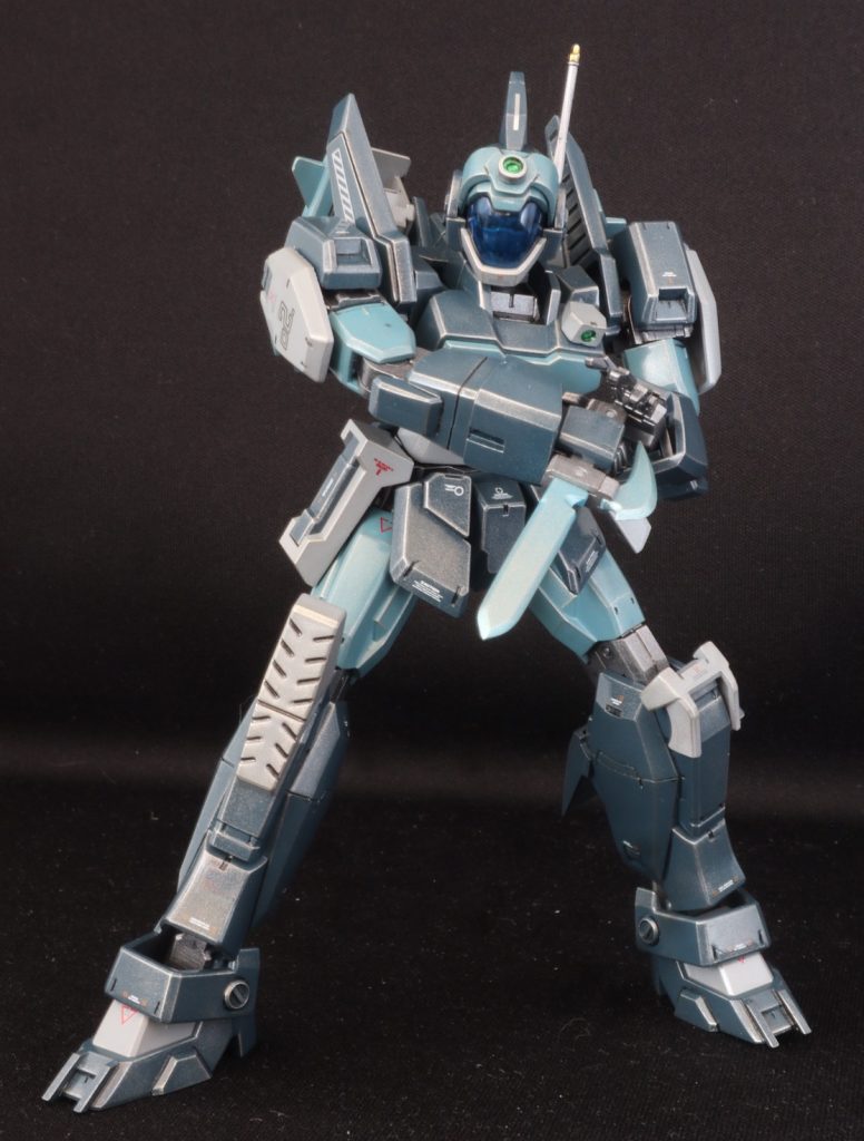 シグルコンバットブレードを構えてポージング。