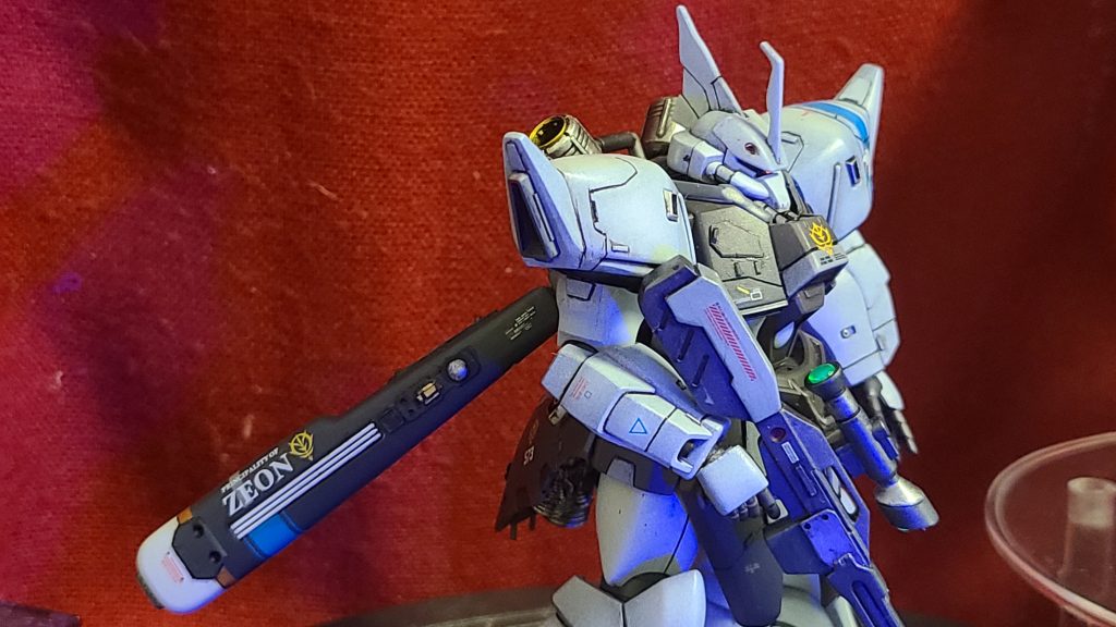 背面のプロペラントタンクは、幅と長さを1㎜ずつ増してあります。ハンドパーツはTakuyaさんのロボマニに変更しています。