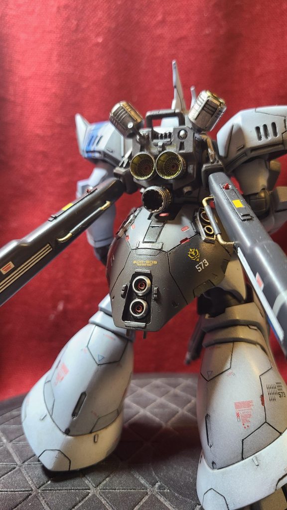 ボディに直挿しのタンクの基部をボールジョイントに変更して、ボディバックパック横にプラ板で基部を新造、設置しました。バックパックのスラスター、バーニア類は七式工房さんやAUBE DimensionWorksさんの物に置き換えています。肩アーマー内の軸穴を1㎜切り詰めることで、肩をボディ側に寄せて取り付けられるようにしてます。