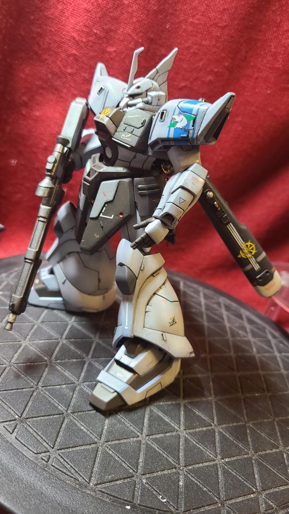 左肩のマーキングは、ザクのものはデカールがあったのですがこれ用のはなかったので白狼のエンブレムだけ水転写デカールを使用、青い識別帯はマスキング塗装で再現しました。ちょっと太くなりましたがまあよしとします😅 肩アーマーは前後左右に1㎜ずつ幅増しして、腰のフロントアーマーも形状変更してます。太ももは、外側だけ、1㎜丸棒をびっしり貼り付けて、隙間をパテで埋めて整形し、ボリュームを付けました。