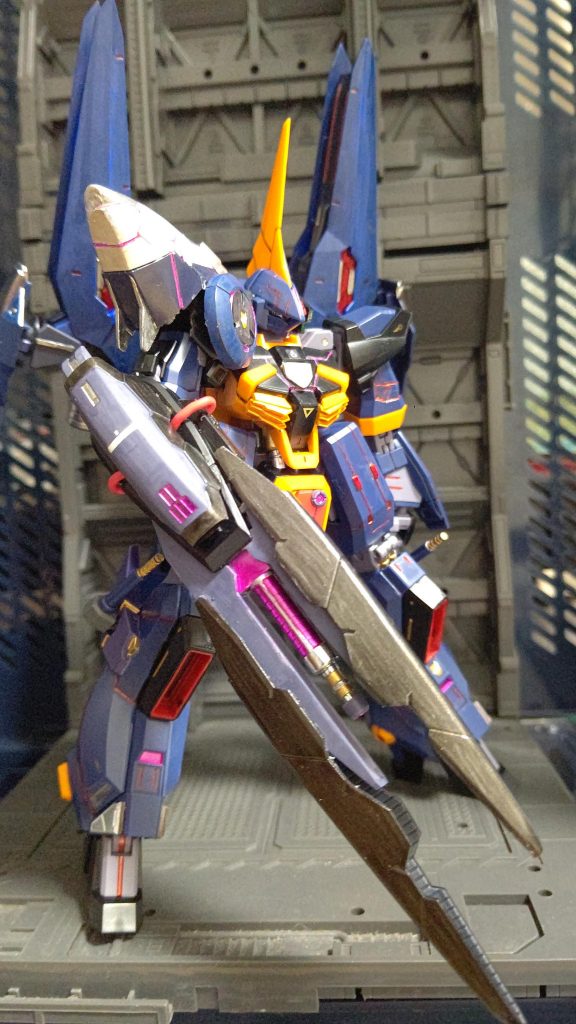 まず、専用武装のビーム・ライフルです。そのままだとバレルは短かったのでアルスアースリィガンダムのライフルパーツを貼り付けました。バレルはガンダムベースのシステムウェポンを使い先端はバーザムの余剰パーツです。