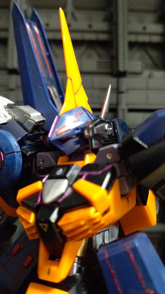 頭部にはティターンズのMSにはお馴染みのバルカン・ポッド。ガンダムマーカーEXメッキシルバーやヘビーガンメタリック、ルミナスメタグリーンを使用しました。