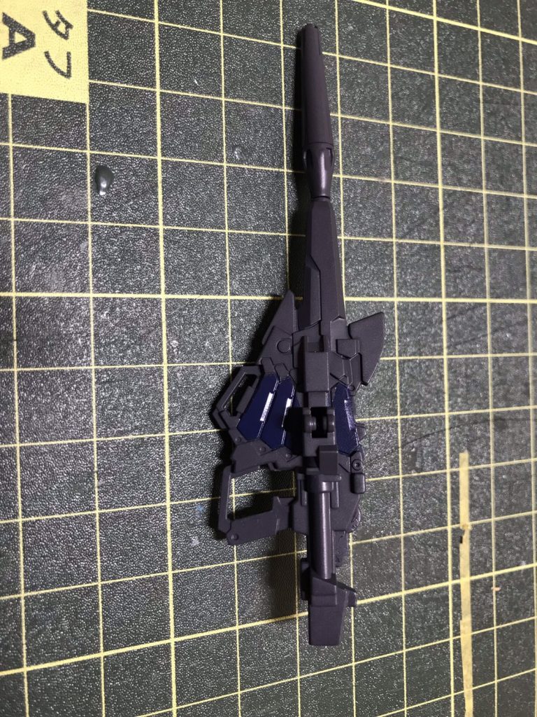 マガジンがパーツ分けされていなかったビームマグナムもなんとか塗り分け成功👏マスキングテープの張り付けが甘く塗装がはみ出たり塗装したばかりのプロペラントタンクを床に落として汚くなったり様々なアクシデントで完成までとても時間がかかりましたが完成できてよかったです。