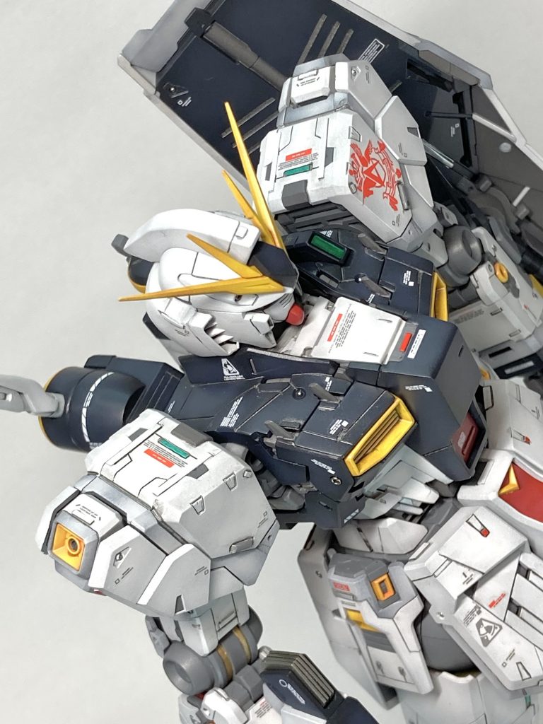 頭部ヘルメットの形状変更、フェイスパーツの小型化、肩上面等のディテールアップを施してあります。