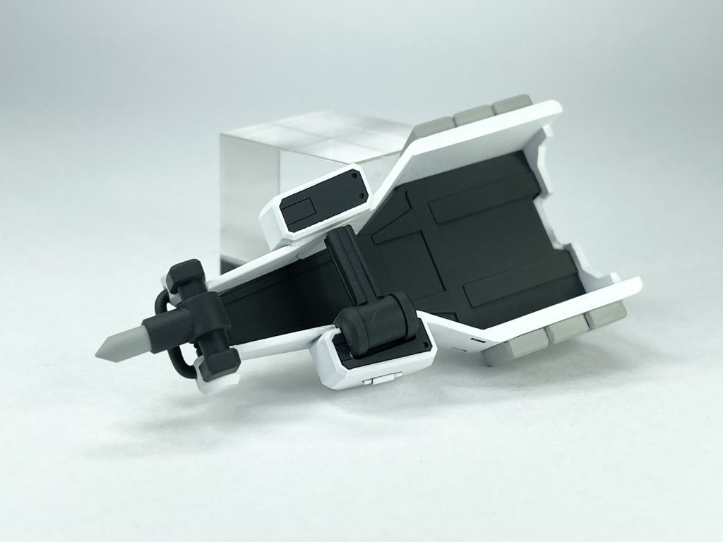 シールドのウィンチは作り直していて楽しかった部分です。フックとワイヤーを作って巻き付けています。裏面は劇中CG完全再現とはなりませんでしたが、それっぽく作っています。コマンダーサザビー戦で活用していたアンカーは可動します。(使っていたのはハイパーキャプテンではなくヘビーウェポンキャプテンですが)