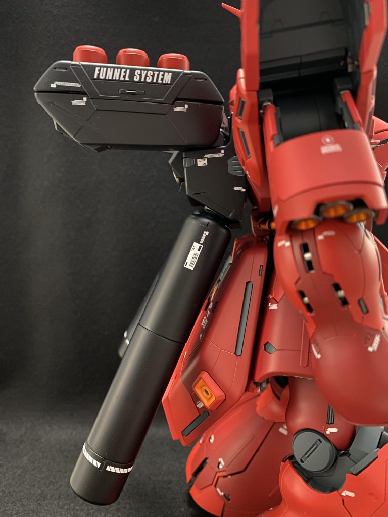 ファンネルコンテナにガンダムデカールから持ってきた「FUNNEL SYSTEM」のデカールを使いました。