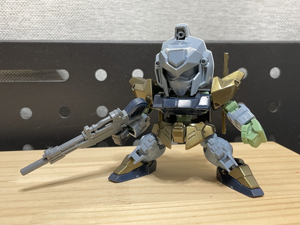 作り始め。頭部はプラ板で若干延長してます。これで顔が奥まってイケメンになります。CSフレーム上半身にGジェネ百式のパーツを組み込みました。案の定腹部がスカスカになる。