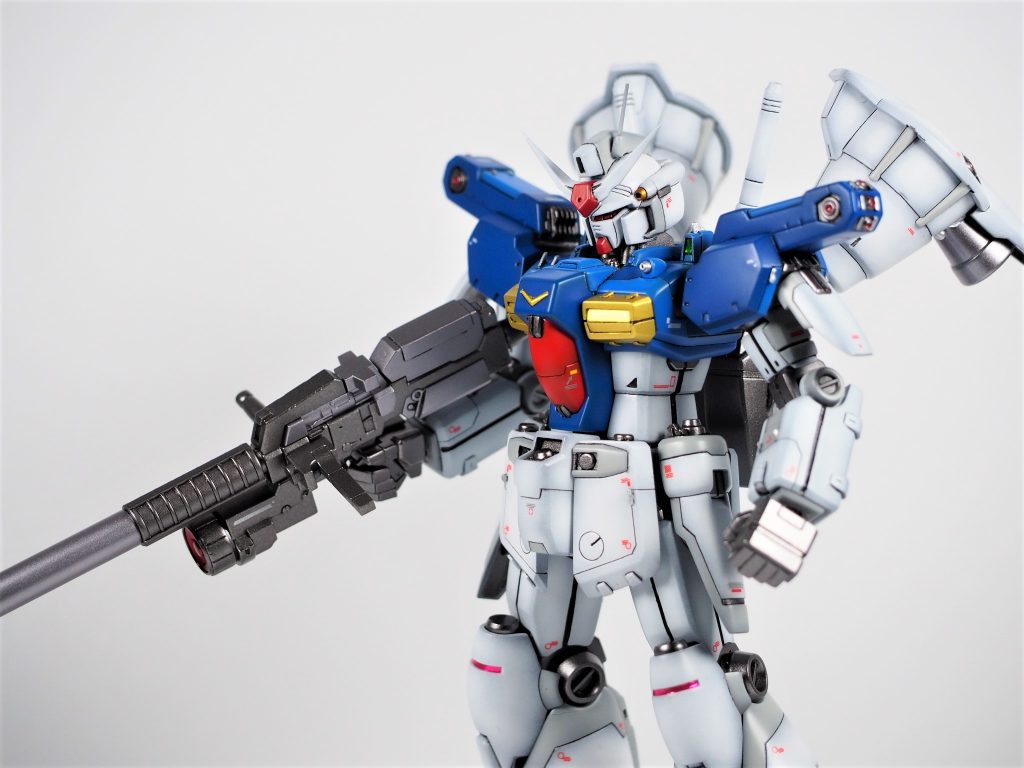 バストアップ胸部バーニア、肩のスラスターは既存の物では展開状態になっているのでプラ板、市販パーツを使用し、通常時の形態に変更フェイスパーツ、アンテナもキットの物だと野暮ったく、いまいちなのでハンドパーツと同時に3DCADで作成首回りは既存の物を除去した後、プラ板によるフルスクラッチ