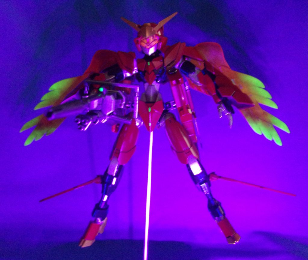 UVライト照射。黒い部分に蛍光ブルーで墨入れしているので青いラインが浮かびあがってます。