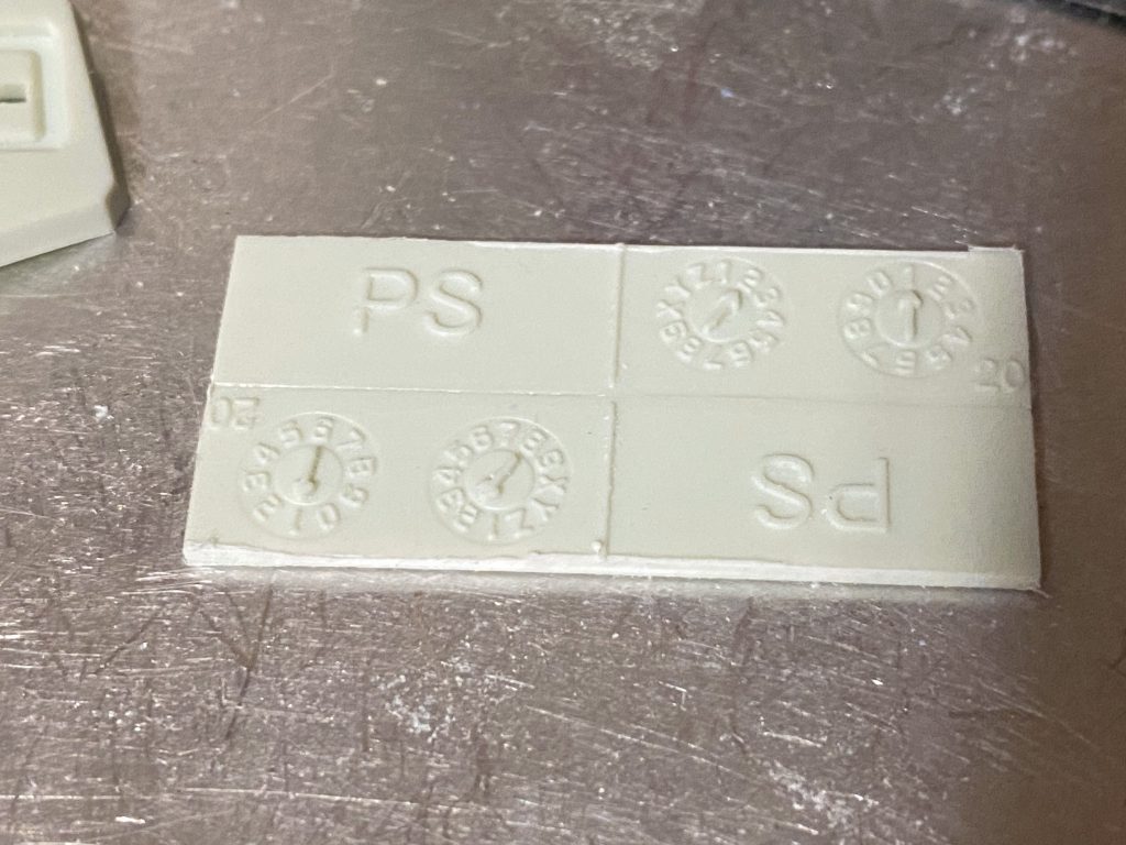 成型色仕上げも考えていたのでフロントアーマーはランナータグから作ったプラ板の削り出しです。