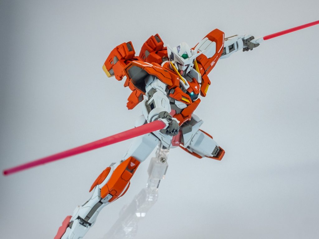 GNビームサーベル手首にはエモーションマニュピレータを使ったので突き出すように持たせることができます。MGエクシアがリメイクされるときにはぜひ角度付き手首をつけて欲しいですね。