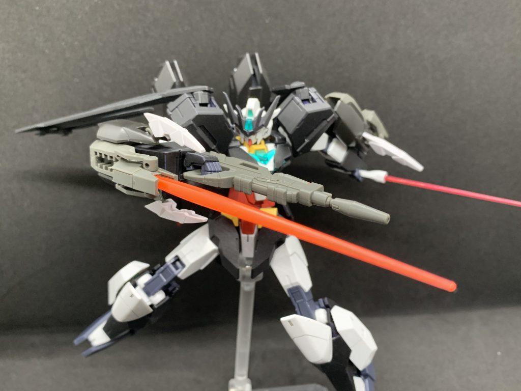 ビームガン兼ビームサーベル発振機です。サイドについたクローは磁場(Iフィールド？)を調節する役割を果たし、ビームの威力をコントロールします。