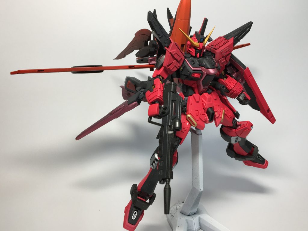 立ちSEEDっぽい立ち姿を撮ってみました。正面から見るとバックパックはほとんど見えませんが細身のジャスティスにボリューム感を持たせているのは確かです。ちなみに、アンテナはデスティニーのものに交換してあります。