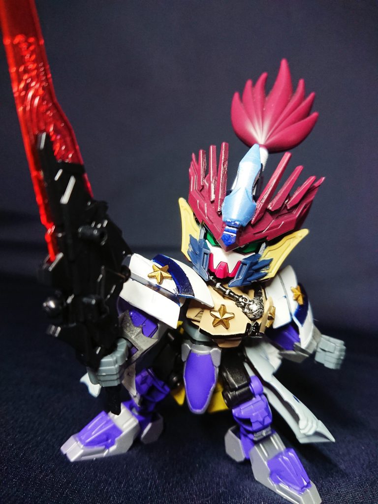 とくに肩や上半身裸+星乳首には頭抱えました。お店でジャンクパーツを眺めていた際に、HGの百錬の太腿単体をジャンクで発見し、肩パッドを閃きました。胸部はヒーローズ/創傑伝の体に、胡軫ギャンの胴体をバラし再現しました。☆は100均のストーンシールです。