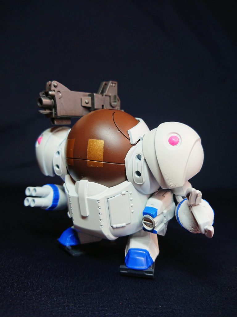 ベースは見てのとおりモビルハロ。そこにSDガンタンク等を使い形にしていきました。肩は1/144スモーが最も似合いましたが、かわりに横幅がデカくなってしまいました。これはこれでロボットぽくていいかも。