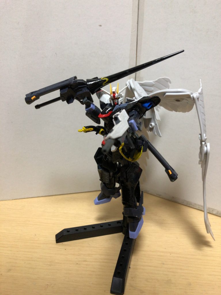 エンゲル天使の羽のように見えることから「Angel(エンジェル)」の読み方を変えてそう名付けられた。この羽は機体の防御力を高める役割を担っており、高出力兵器でないと羽の防御力を上回ることが出来ない。また長距離の飛翔を可能としている。