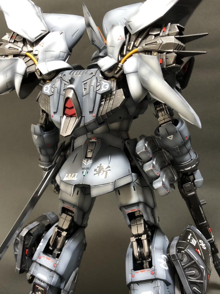 このキットの最大の見せ場はバックパックではないかと思います🤗広げると大きなボリュームがありますし、外装から大きく露出する部分はdetailも細かいのでアイアン色で塗り、クロームシルバーで強めに内部フレームはドライブラシを入れました。また動力パイプ部分はスターブライトゴールドを筆塗りして全体は艶消しに仕上げました✨こちらにもレッドチップを配置しました🙋♂️