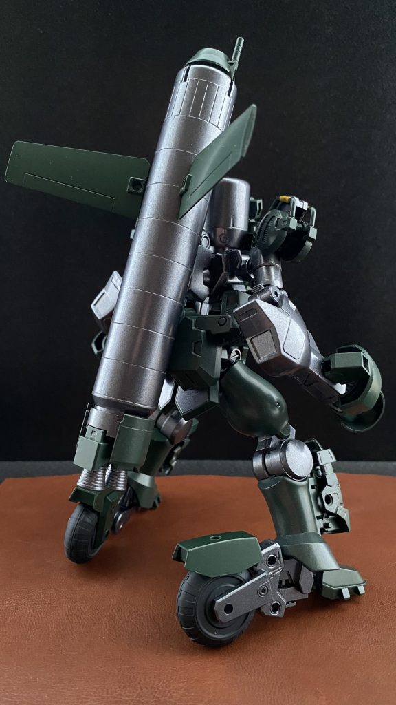 ELダイバー　リコ　燃えるような朱色の髪、屈強な緑色の肉体を持つ亜人の大男の姿をしている。その厳つい見た目から怖がられることが多いが、中身は結構紳士。同じELダイバーのハマーと一緒にいる事が多い。ELダイバー　ハマー　リコや、リーダーを「アニキ」と呼び慕っている。眼鏡をかけた人型のネズミ？のような姿をしている。あまり戦うことが好きではなく、本人曰く、「情報収集、メカニック担当っすよー」との事、チームの機体の追加装備などは大体、彼の手によるものである。